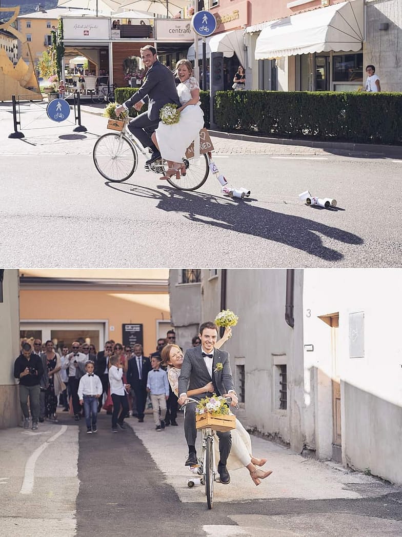 gli sposi raggiungono il ricevimento in bicicletta fotografo per matrimoni Brescia