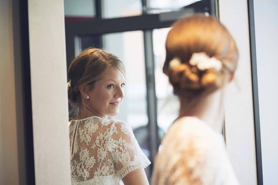 controllo finale del trucco da parte della sposa fotografo per matrimoni Brescia